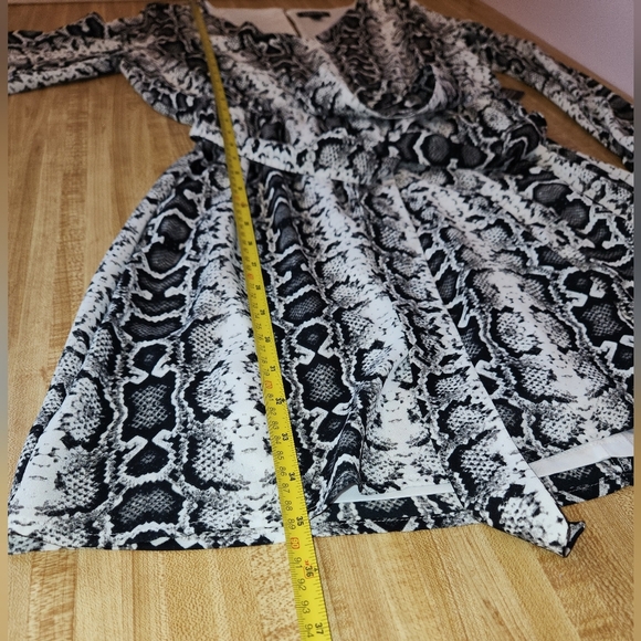 EXPRESS Women’s Snakeskin Print Balloon Sleeve Mini Dress, size M - Picture 12 of 15